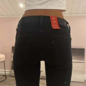 Helt nya Levis jeans - Köpta för 1000 kommer aldrig till användning 