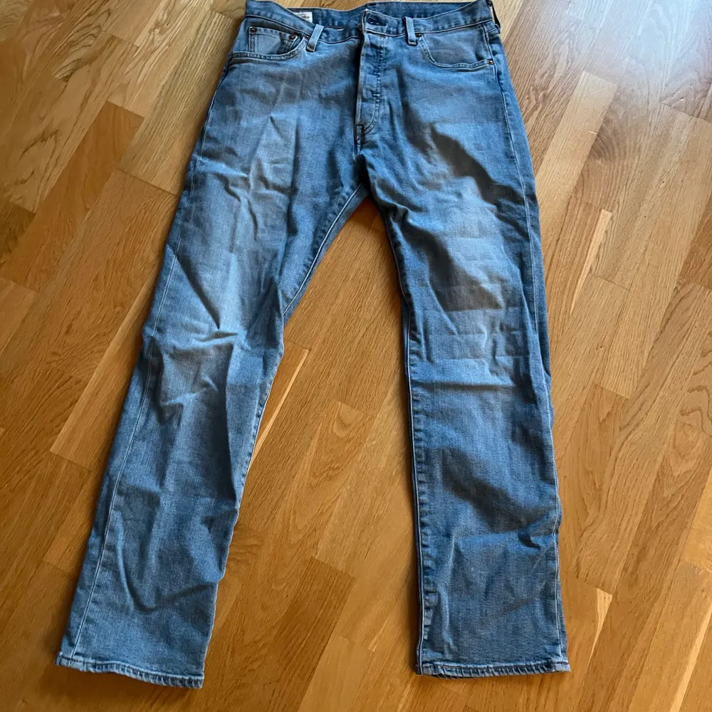 Säljer dessa Levis jeans då dem inte längre kommer till användning. Nypris 1100. Jeans & Byxor.