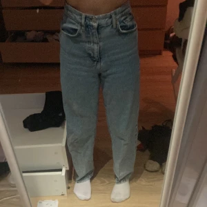 Blå Jeans  - Detta är ett par väldigt snygga blåa jeans som passar perfekt på mig som är 1,53.  Dom har använts ett par gånger och då har dom fått en röd lite fläck på benet men den syns inte i vanliga fall. 