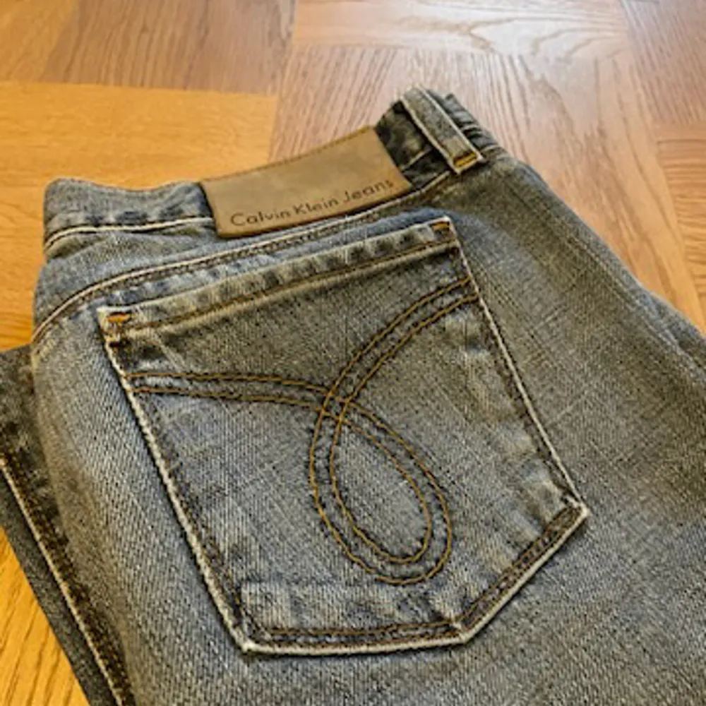 Jättefina lågmidjade Calvin Klein jeans. Säljer för att de är för stora. Midjemått mått 37 tvärsöver, Innerbenslängd 77cm. De är så bra skick. Hör av er om frågor❤️😊. Jeans & Byxor.