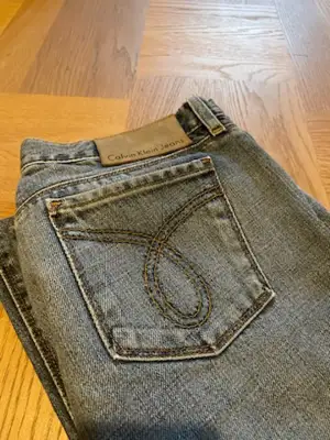 Jättefina lågmidjade Calvin Klein jeans. Säljer för att de är för stora. Midjemått mått 37 tvärsöver, Innerbenslängd 77cm. De är så bra skick. Hör av er om frågor❤️😊
