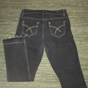 Mörkblåa jeans - Mörkblå jeans som sitter lite baggy från kappahl i modellen Vicky basic. Säljes för att de inte kommer till användning längre :) Skriv för mått eller fler bilder! 