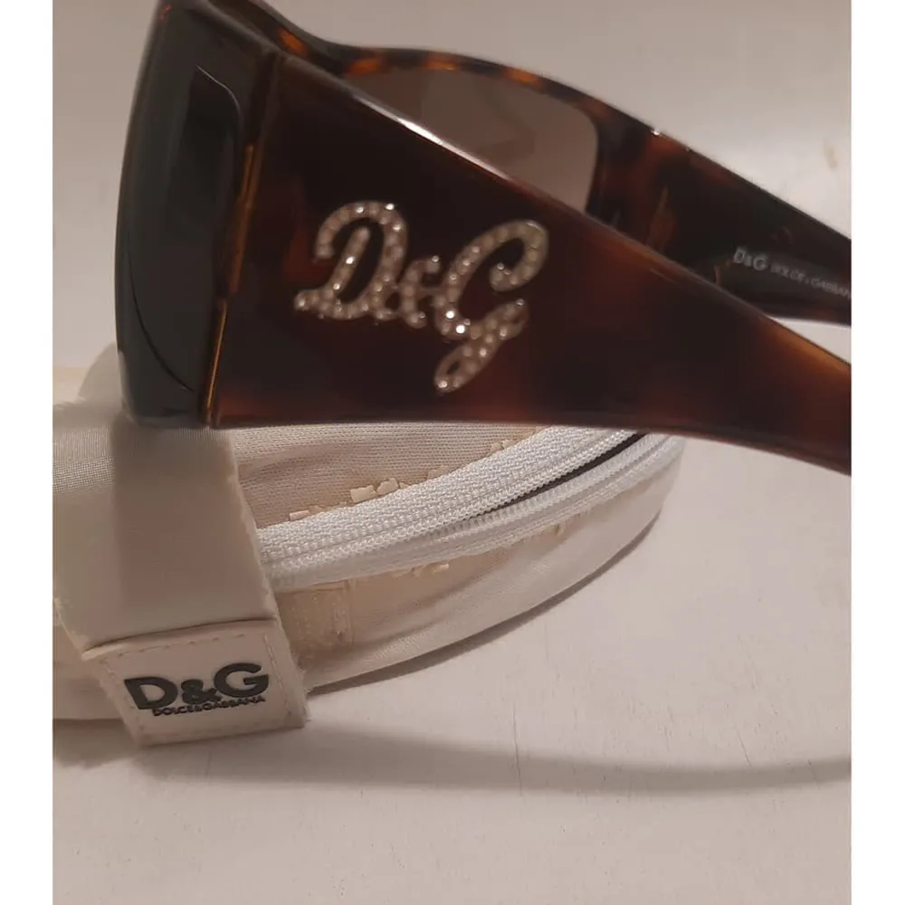 Very trendy sunglasses from dolce and gabbana from early 2000s. Y2k style with rhinestone D&G on the sides 💖  Comes with original case even though it is a bit used. Sunglasses are in excellent condition.  Bought from vestiarie collective ❤️ . Accessoarer.