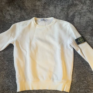 Kläder  - Säljer min stoneisland tröja för den blivit för liten, bra skick bara en fläck på höger arm, därför av de billiga priset 