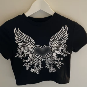 Magtröja - Söt croptopp. Inte kommit till användning🫶