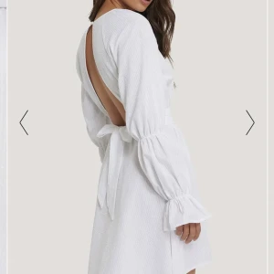 Vit klänning  - Supersöt vit klänning, kommer tyvärr inte till användning. Passar super till konfirmationen eller studenten. Endast använd en gång💕💕 nypris: 550kr