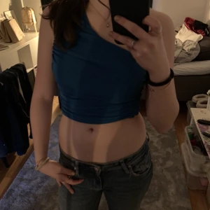 Topp - Jättefin blå glittrig topp som jag gillar men som inte kommer till användning!💕