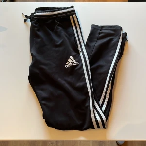 adidasbyxor  - 6/10 skick, säljer pga för små 