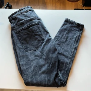 svarta raka jeans - 9/10 skick, säljer pga för små