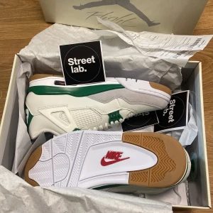 Jordan 4 sb - Jordan 4 retro sb ”pine green” - storlek 43, aldrig använda! Nya och förpackningen med kvittot från streetlab- obs Tar inga trades! Om du har fler frågor skriv gärna meddelande 
