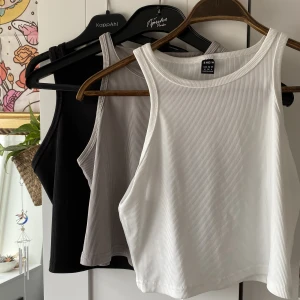 Tre linnen - Tre linnen utan tryck. Går o köpa ett eller två av de också (20kr för alla tre, annars 10kr styck), fint skick inga fläckar eller skador.