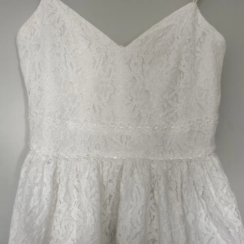 Jättesöt vit sommarklänning med spets✨ Säljer eftersom den är för liten för mig, klänningen är i storlek 34. Säljer för 150kr + frakt, skriv för fler bilder 🥰. Klänningar.