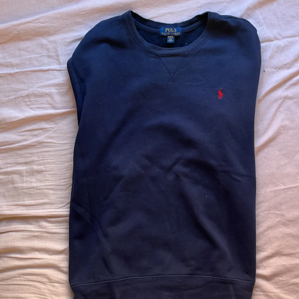 Mörkblå Ralph Lauren tröja i väldigt bra skick endast använt en gång, hör av er vid intresse. Tröjan passar storlek M bra. Stickat.