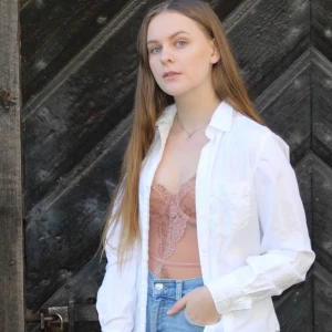 Spetsbody med justerbara band - Spetsbody från forever21 med justerbara band. Endast använd vid ett tillfälle under en photoshoot. Säljes pga kommer ej till användning 💖💞💓🩰🦩