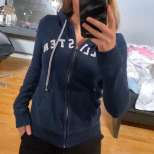 Hollister zip hoodie  - Marinblå zip hoodie från Hollister. Köpt i London