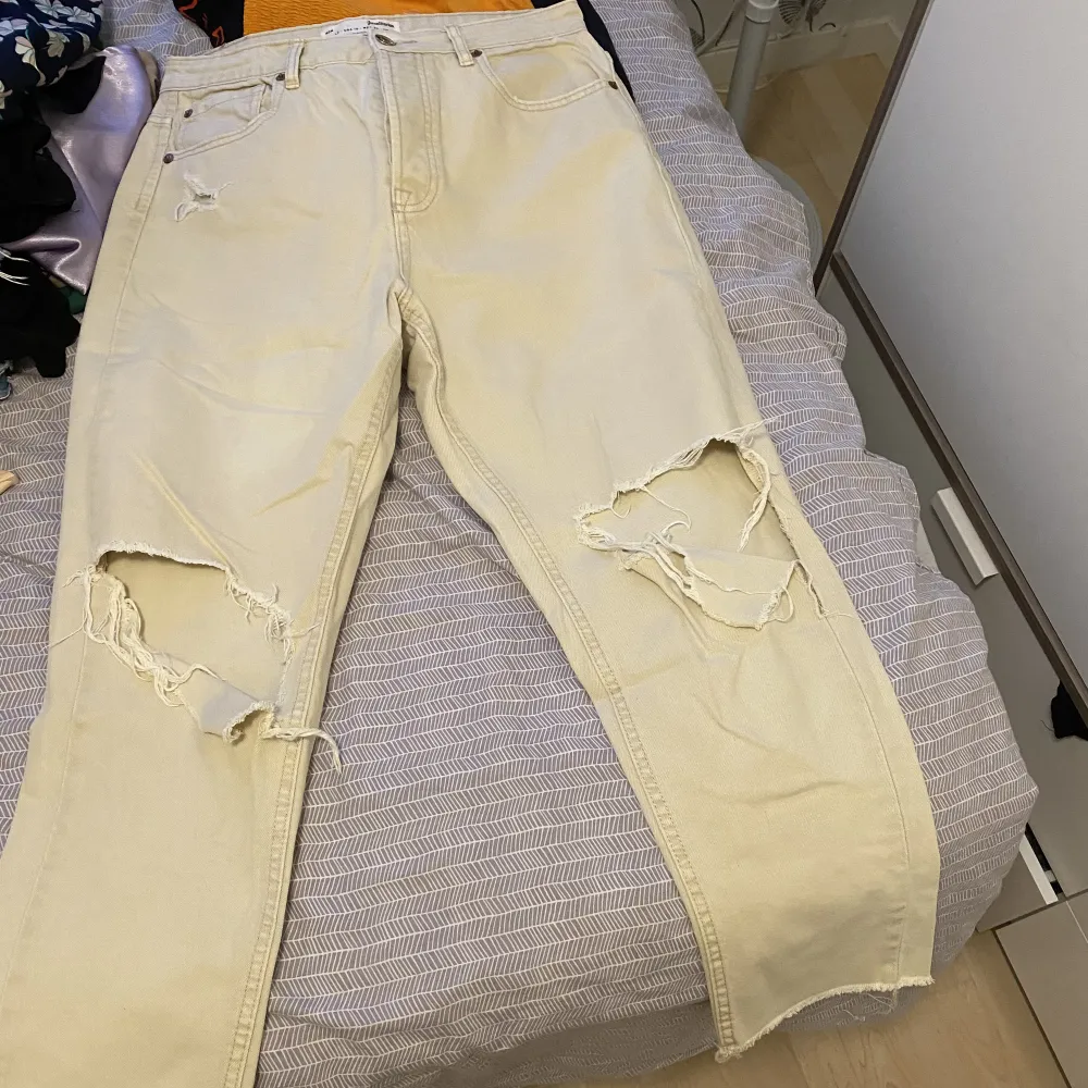 Beiga jeans i kortare modell. Kommer lite ovanför ankeln på mig, är 168 🫶🏼 . Jeans & Byxor.