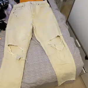 Beiga jeans i kortare modell. Kommer lite ovanför ankeln på mig, är 168 🫶🏼 