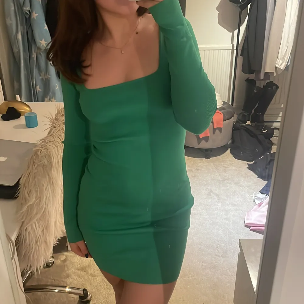 Grön klänning från NAKD så fin till sommaren. Använt fåtal gånger men kommer ej till användning! Köparen står för frakten! . Klänningar.