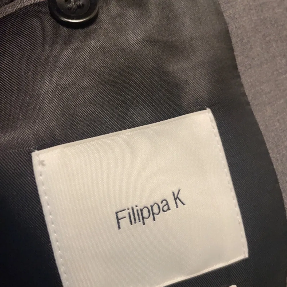 Grå kavaj från Filippa K i storlek 46 men passar mindre om man vill ha oversized. Jag har vanligtvis storlek 36🌹. Kostymer.