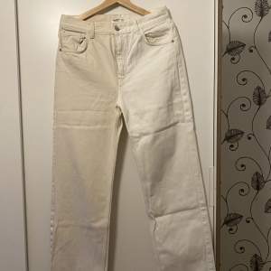 Coola jeans från pull&bear med ett ben i vitt och det andra i beige. Säljes då de inte passar.  Lagom långa på mig, är 168 cm. 