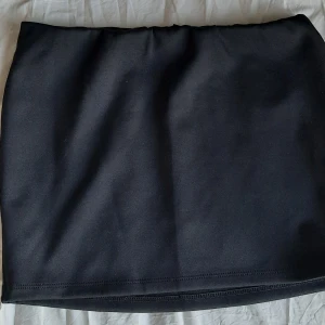 Svart kjol - Aldrig använd och jag säljer den pga fel storlek. Prislappen sitter kvar.  Köparen står för frakten!