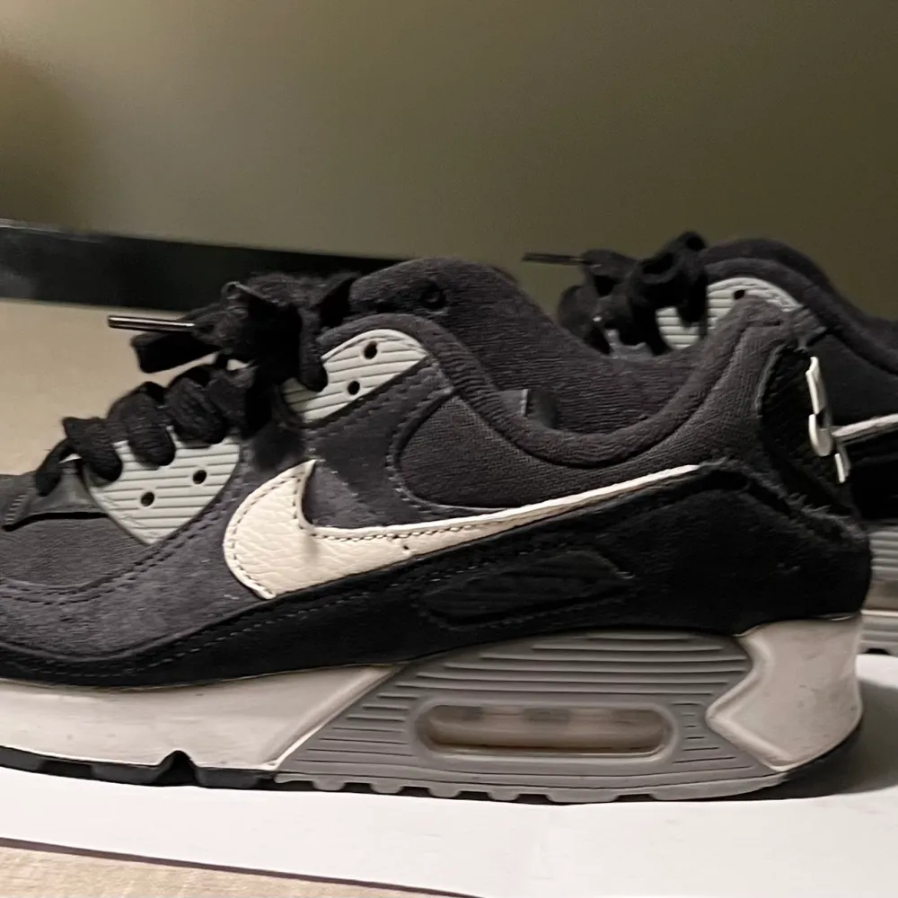 Svarta, grå och vita Nike sneakers, bra skick. Det är storlek 39, men känns som 38.. Skor.