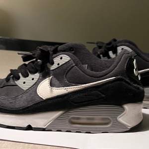 Svarta, grå och vita Nike sneakers, bra skick. Det är storlek 39, men känns som 38.