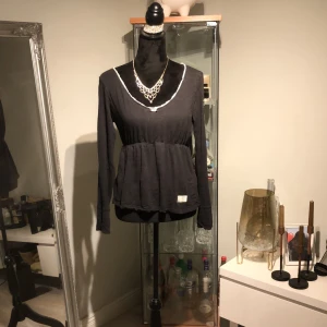 Odd Molly tröja - Jätte fin odd Molly tröja köpt för något år sen men inte använd så mycket köpt för 400kr jätte fin men används tyvärr inte längre 
