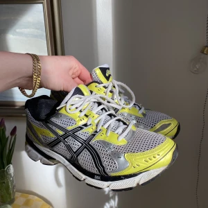 Asics gel-1160 - Balla Asics sneakers som tyvärr är för stora för mig:/ Bra skick. Tillkommer frakt