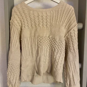 stickad tröja - Jättefin stickad tröja som jag bara använt ett fåtal gånger, nästan i nyskick💗köparen står för frakt