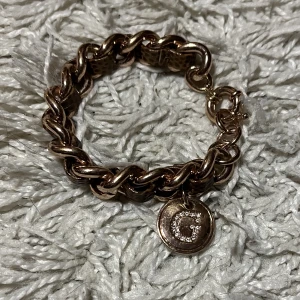 Guess armband  - Snyggt 
