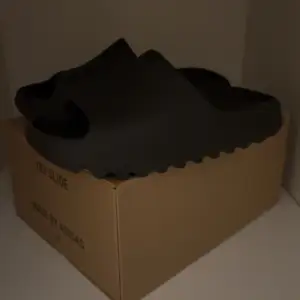 Säljer mina oanvända Yeezy Slides. 10/10, låda ingår. kvitto finns. Går för ca 2500-3000kr