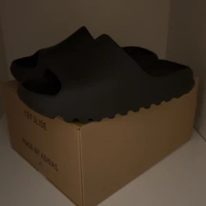 Yeezy Slide Onyx - Säljer mina oanvända Yeezy Slides. 10/10, låda ingår. kvitto finns. Går för ca 2500-3000kr