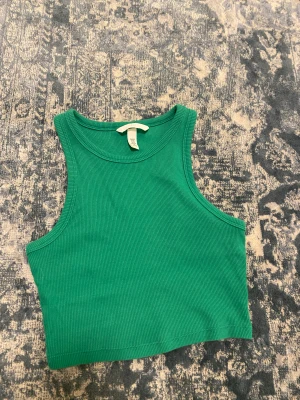 Grönt linne croppat ifrån hm - Grönt linne croppat ifrån hm tjockt axelband Top 