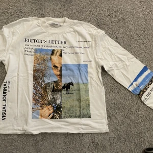 Zara tröja - En cool långärmad tröja från zara med coola tryck! Aldrig använd, fint skick inga defekter alls. Skönt material och går att styla!! Vid fler frågor/bilder skriv privat!!💗köparen står för frakten