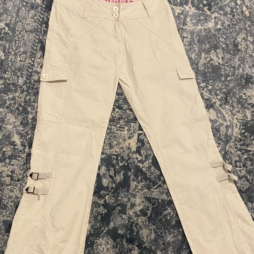 Beige cargo jeans som är Low waist, finns inte kvar!. Jeans & Byxor.