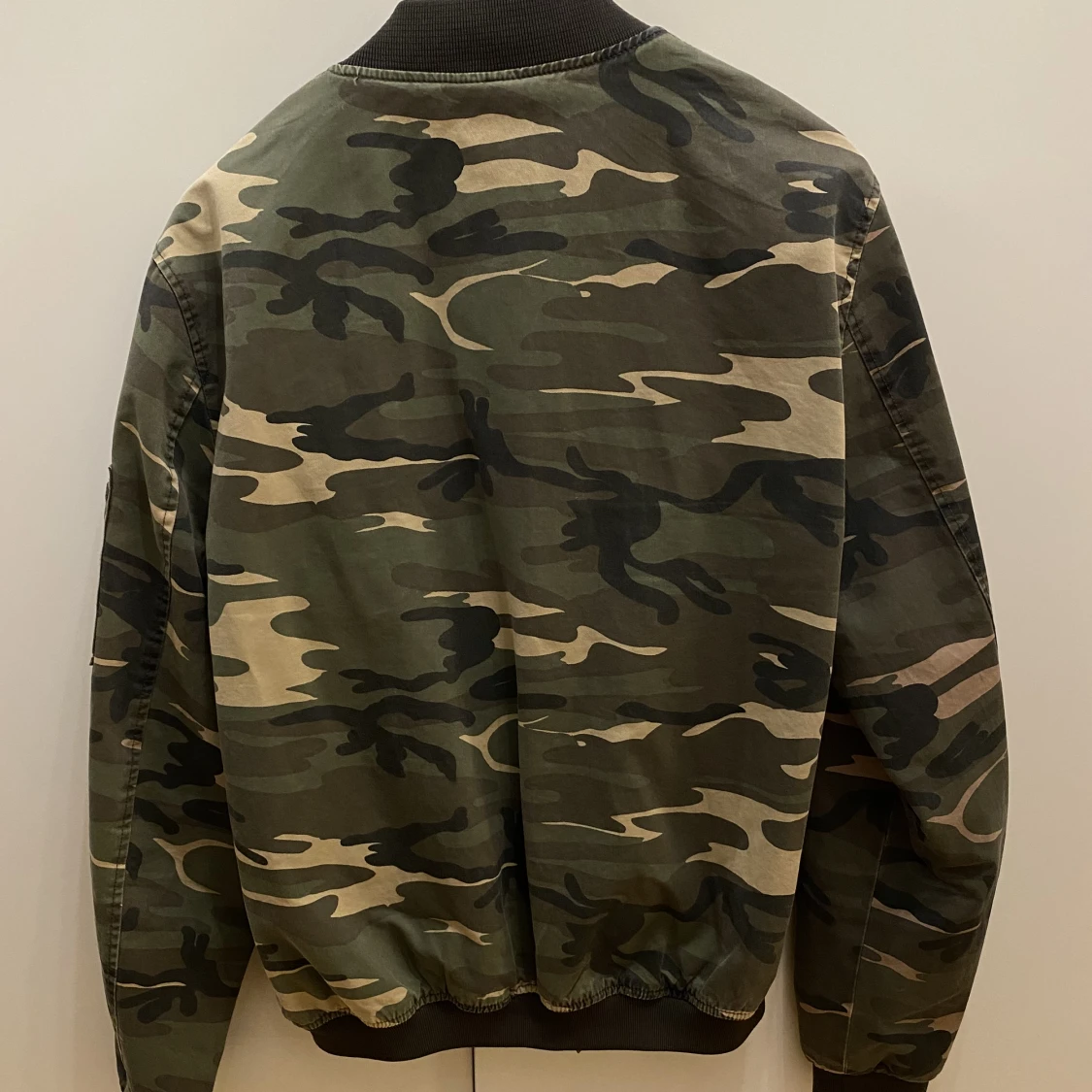 Vårjacka i kamouflage i strl L - 90