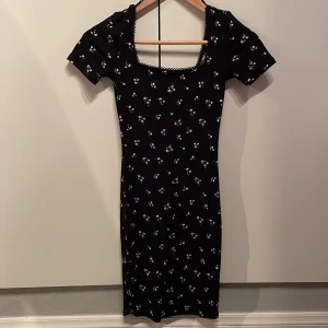 Klänning H&M - Blommig t shirt klänning