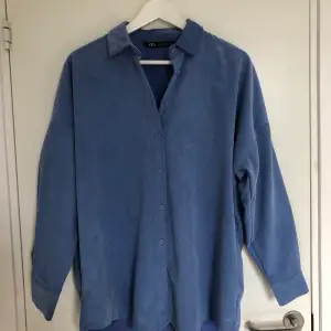 Blå skjorta från Zara, storlek S, nyskick aldrig använd.