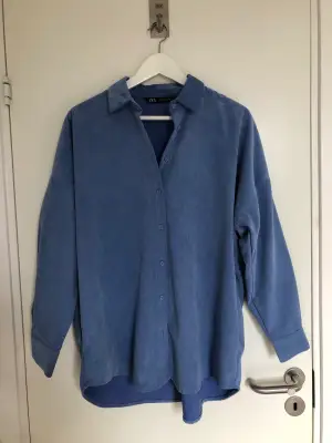 Blå skjorta från Zara, storlek S, nyskick aldrig använd.