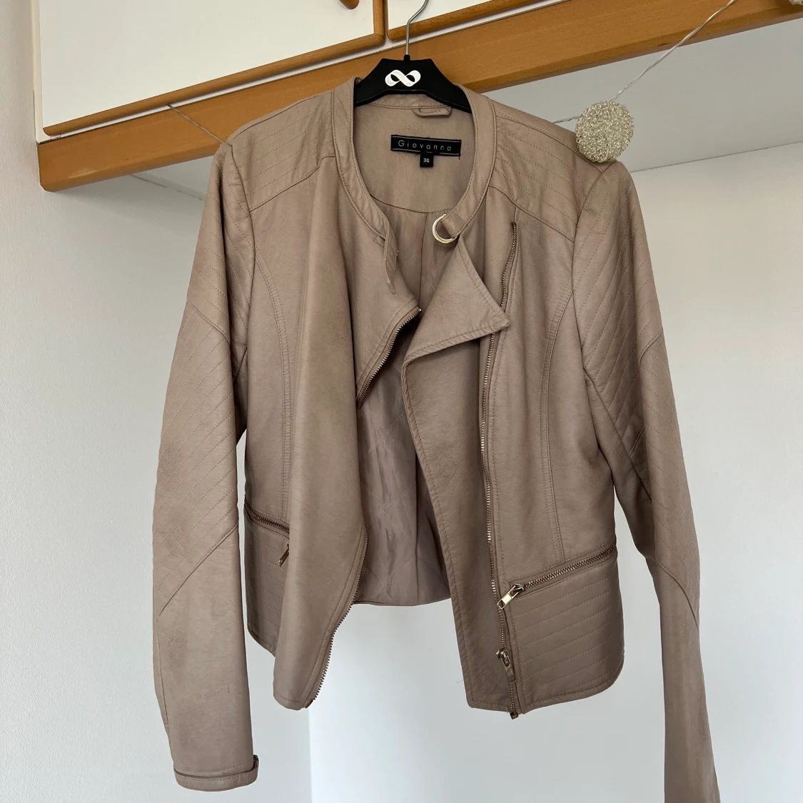 Beige skinnjacka - 90