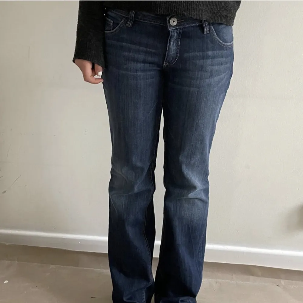 Säljer vidare dessa assnygga jeans☺️ Midjemåttet är 44cm rakt över, och innerbenslängden är 80cm❤️ Kan tyvärr inte skicka fler bilder eftersom dom är för stora❤️. Jeans & Byxor.
