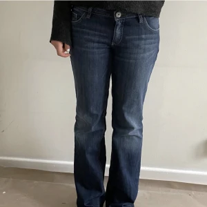 Jeans - Säljer vidare dessa assnygga jeans☺️ Midjemåttet är 44cm rakt över, och innerbenslängden är 80cm❤️ Kan tyvärr inte skicka fler bilder eftersom dom är för stora❤️