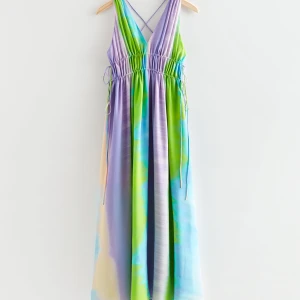 Mönstrad maxiklänning i siden & Other Stories - Helt ny och oanvänd ärmlös mönstrad klänning i mullbärssiden med dragsko i midjan och smala axelband som är korsade i ryggen. Fantastiskt fin till sommarens alla tillfällen 😍