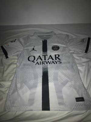 Psg borta ställ 2022/23 - Jag säljer min psg borta tröja 22/23, med neymar nummer 10 på ryggen för 300 kr, tröjan är även en playerversion/spelarversion. Använd ungefär 2,3 gånger men annars finns inget fel på den. Storlek M men passar även bra till dig som har S.