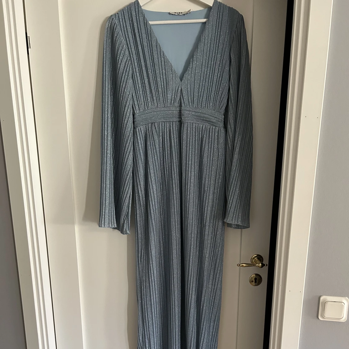 Blåglittrig långklänning