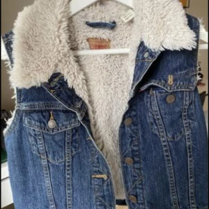 Levis väst  - Härlig väst perfekt nu till våren, med varmare inuti! Knappt använd.  Ordinarie pris 1249:-