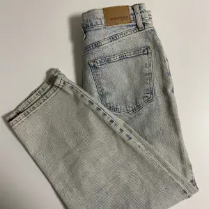 Ett par ljusblåa jeans från Gina tricot. Är i nyskick och använts väldigt få gånger. Säljs pga ingen användning. Ny pris: 350 Mitt pris: 100kr