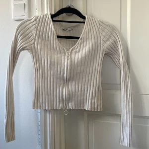 Vit tröja - En vit tröja med dragkedja i storlek xs. Passar perfekt nu till våren eller en sommarkväll.  