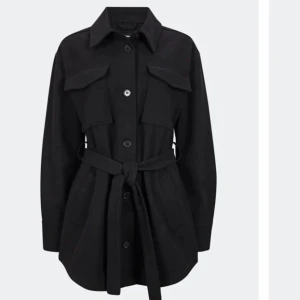 Svart kappa - Svart kappa från Bikbok i strl S.